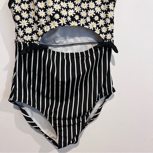 Art Class Black and White Striped and Daisy Floral Bathing Suit Size XL (14/16) - Picture 4 of 6